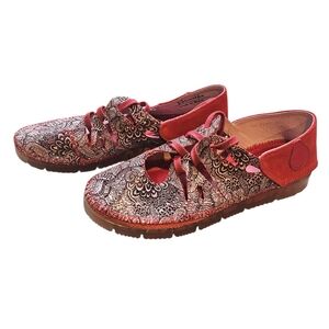 Maciejka Red and Black Loafers with Decorative Floral Pattern